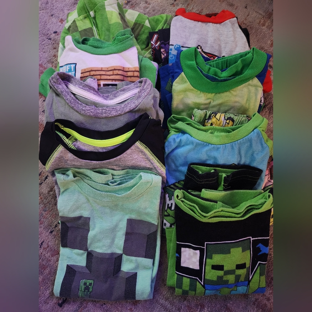 Minecraft bundle size 6 shirts and pajamas